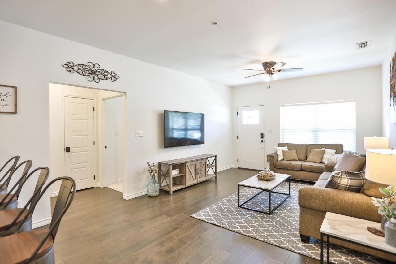 Hill Country Haven A Modern Rustic - 2 Bedroom 2 Bathroom Townhouse Off Main Street Fredericksburg Esterno foto