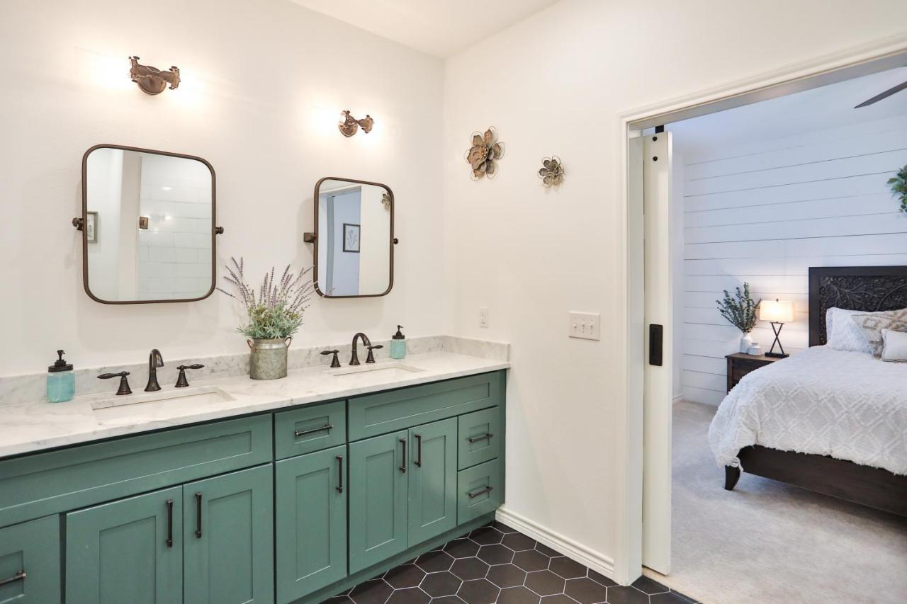 Hill Country Haven A Modern Rustic - 2 Bedroom 2 Bathroom Townhouse Off Main Street Fredericksburg Esterno foto