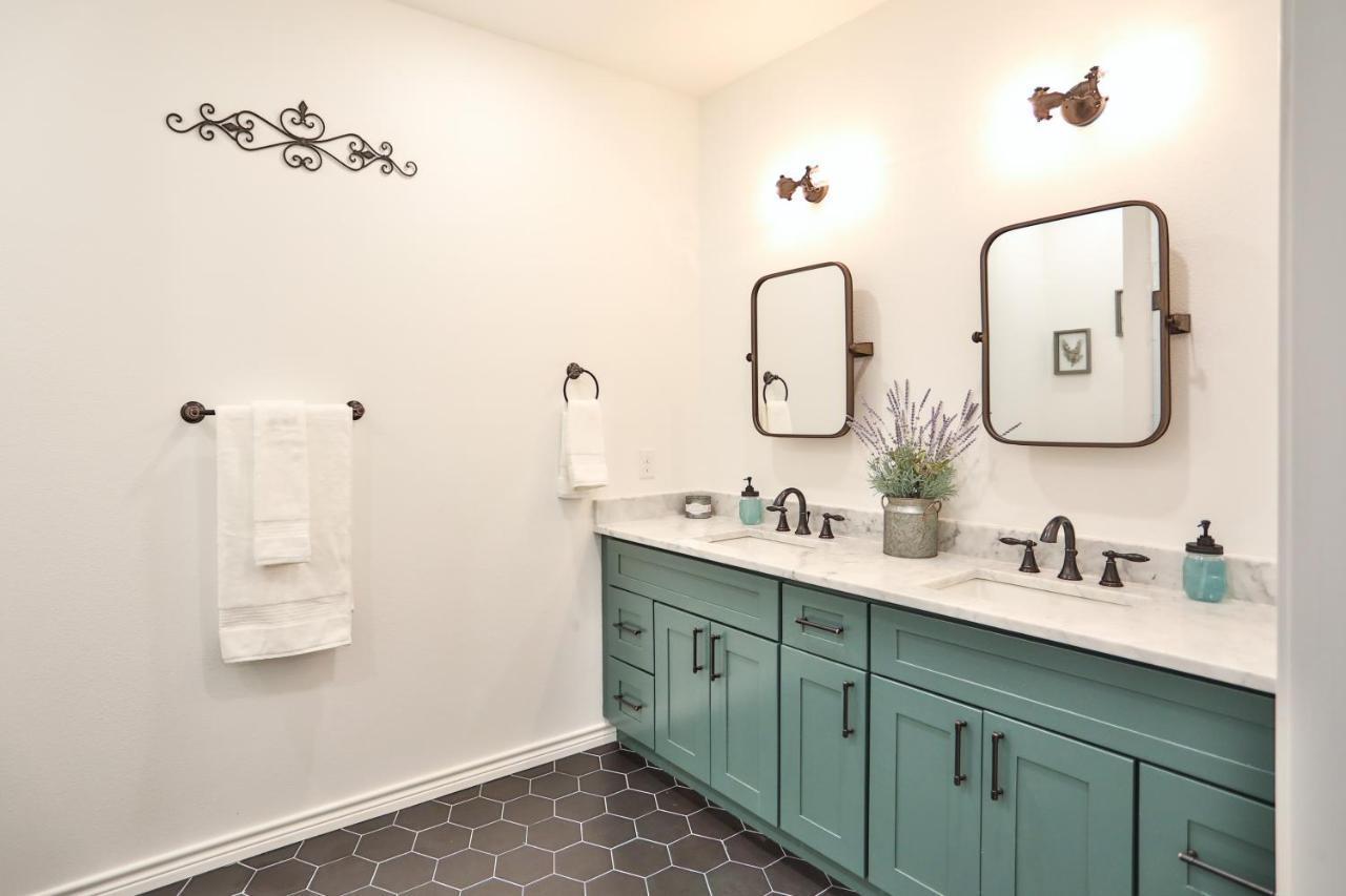 Hill Country Haven A Modern Rustic - 2 Bedroom 2 Bathroom Townhouse Off Main Street Fredericksburg Esterno foto