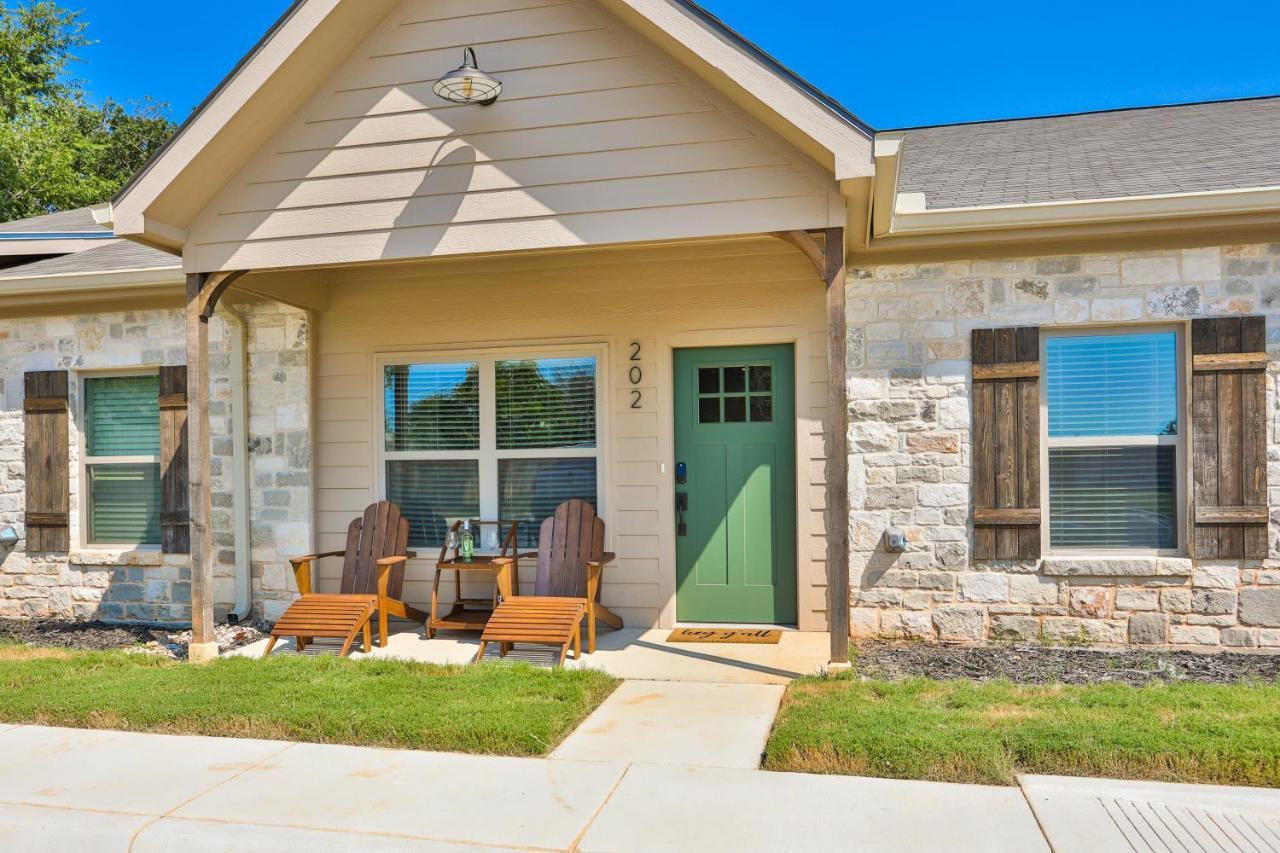 Hill Country Haven A Modern Rustic - 2 Bedroom 2 Bathroom Townhouse Off Main Street Fredericksburg Esterno foto