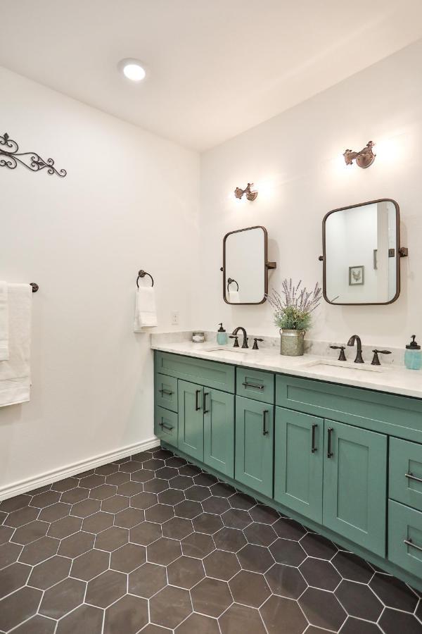 Hill Country Haven A Modern Rustic - 2 Bedroom 2 Bathroom Townhouse Off Main Street Fredericksburg Esterno foto