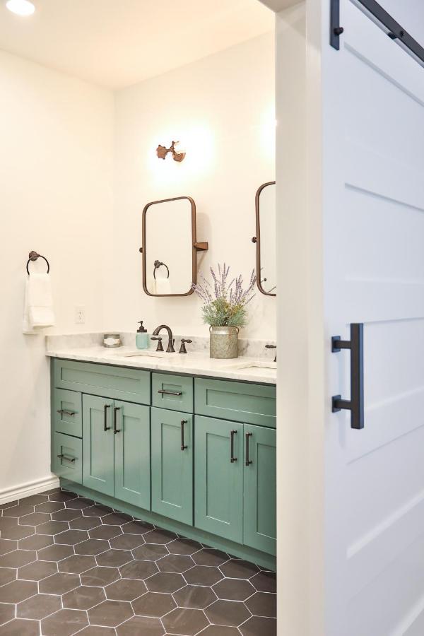 Hill Country Haven A Modern Rustic - 2 Bedroom 2 Bathroom Townhouse Off Main Street Fredericksburg Esterno foto