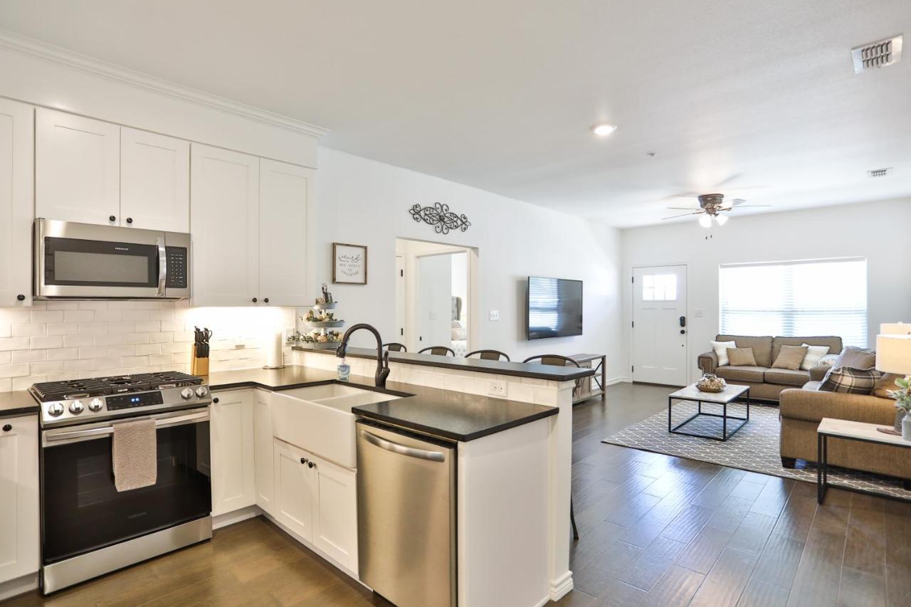 Hill Country Haven A Modern Rustic - 2 Bedroom 2 Bathroom Townhouse Off Main Street Fredericksburg Esterno foto