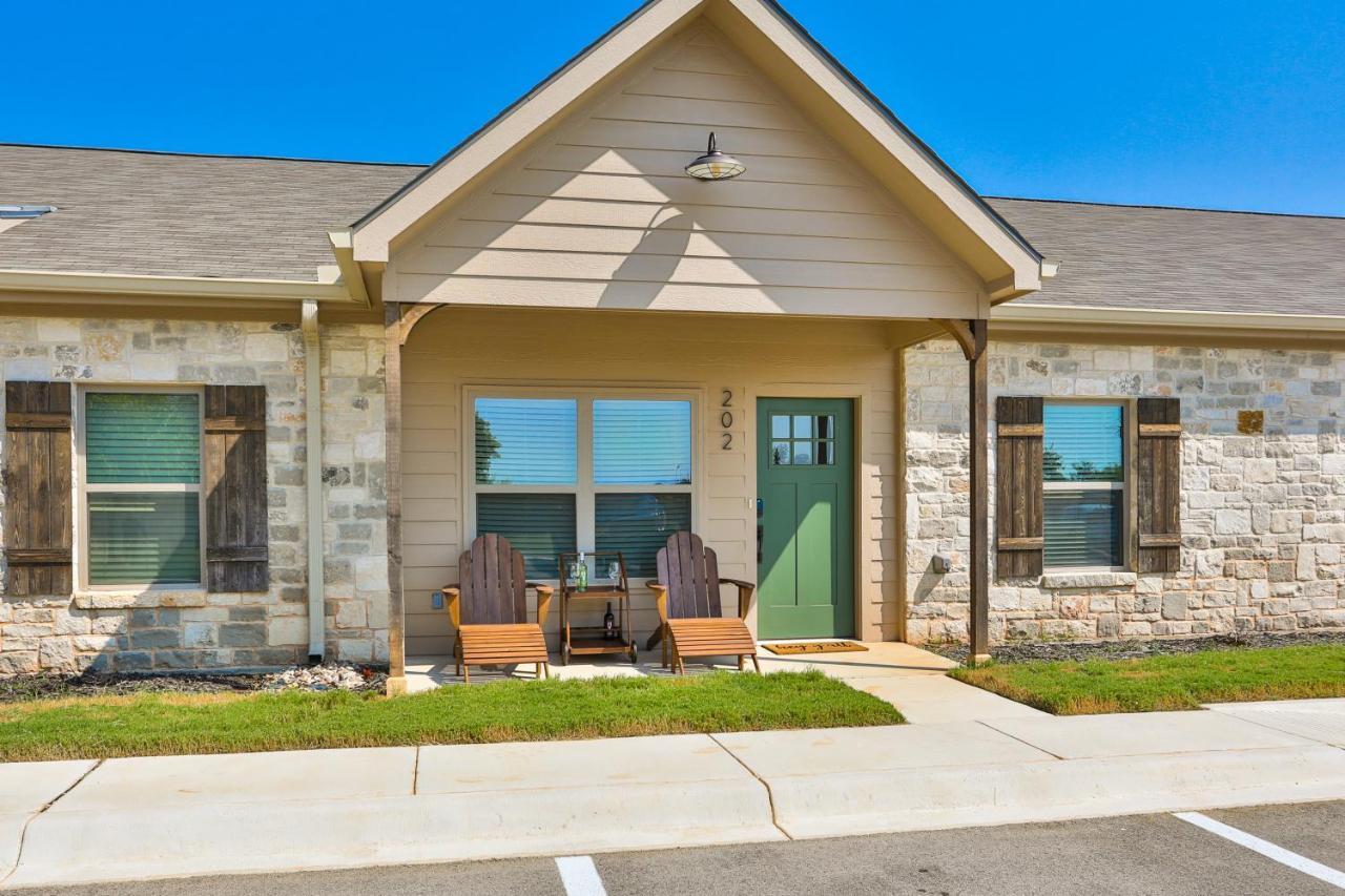 Hill Country Haven A Modern Rustic - 2 Bedroom 2 Bathroom Townhouse Off Main Street Fredericksburg Esterno foto